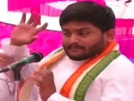 హార్దిక్ పటేల్ చెంప ఛెళ్లుమనిపించిన దుండగుడు (వీడియో)