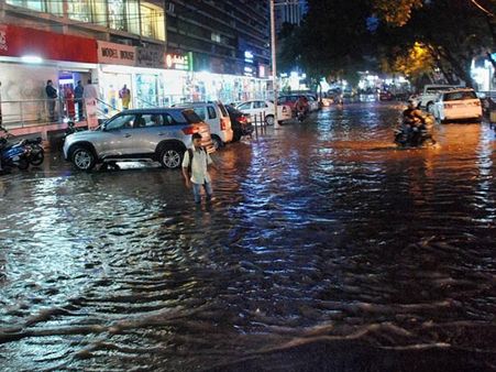 హైదరాబాద్‌లో ఉరుములు, మెరుపుల వాన.. భయానక శబ్ధాలతో జనాల్లో దడ దడ