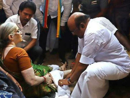 ఎన్నికల ప్రచారం పక్కన పెట్టి వృద్దురాలికి చికిత్స చేసిన మంత్రి, ప్రజాసేవ ముఖ్యం, అధికారం !