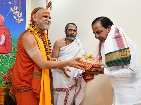 ఆధ్యాత్మికం, రాజకీయం :స్వరూపానందేంద్రస్వామితో కేసీఆర్ మంతనాలు (వీడియో)