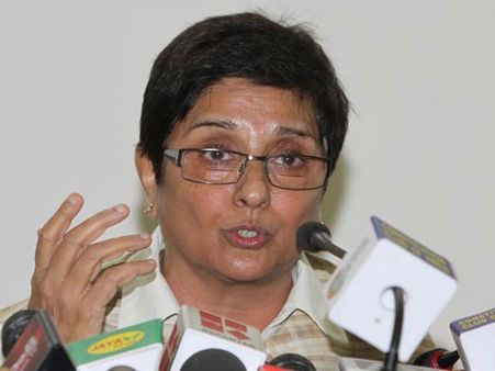 LG కిరణ్ బేడీకి కోర్టులో చుక్కెదురు, ప్రభుత్వ అధికారాల్లో జోక్యం చేసుకోవద్దని తేల్చిచెప్పిన హైకోర్టు