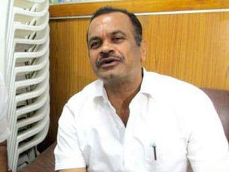 చేతి గుర్తుకు ఓటు వేస్తే కారుకు పడుతోంది: కోమటిరెడ్డి ఆగ్రహం, ఈవీఎంలో ఇలా...