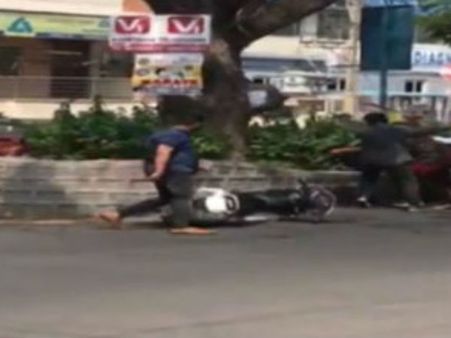 హైదరాబాద్‌లో స్టూడెంట్స్ వార్ ! అమ్మాయి కోసం నడి రోడ్డుపై కొట్టుకున్న విద్యార్థులు !