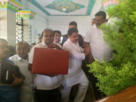 సీఎం పరువు సమస్య రు. 150 కోట్లు ఖర్చైనా గెలవాలస్సిందే ! ఆడియోటేపుల కలకలం !