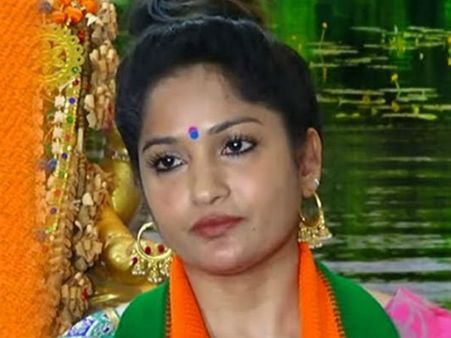 ఆమె బీకాం లో ఫిజిక్స్ చదవలేదట .. బీజేపీ అభ్యర్థి నటి మాధవీ లత సెటైర్