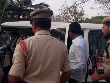 పని చెయ్యని ఈవీఎం... ద్వంసం చేసిన జనసేన అభ్యర్థి... గుప్తా అరెస్ట్.