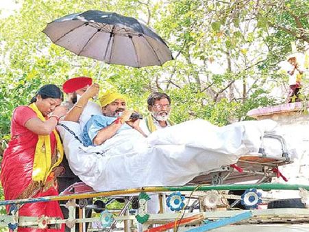 స్ట్రెచర్‌పై పడుకుని ఎన్నికల ప్రచారం .. ఎన్నికల వేళ ఎన్ని కష్టాలురా నాయనా !