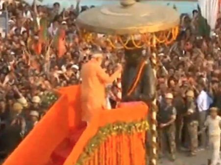 మోడీ రాకతో కాషాయమయమైన వారణాసి...ఎటు చూసినా నమో నినాదాలే..!