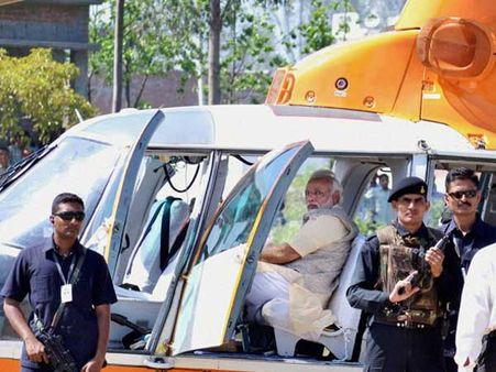 ప్రధాని మోడీ చాపర్‌ను తనిఖీ చేసిన ఐఏఎస్ అధికారిపై వేటు వేసిన ఈసీ