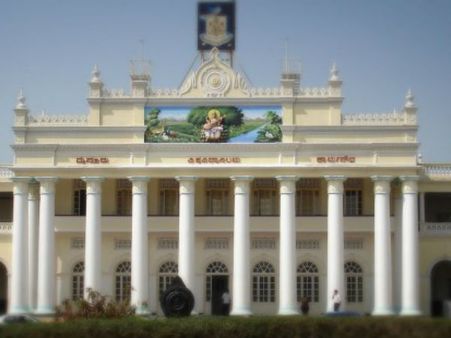 నో బాత్, నో వాష్.. విద్యార్థినులకు సర్క్యులర్.. వివాదంలో మైసూర్ యూనివర్సిటీ