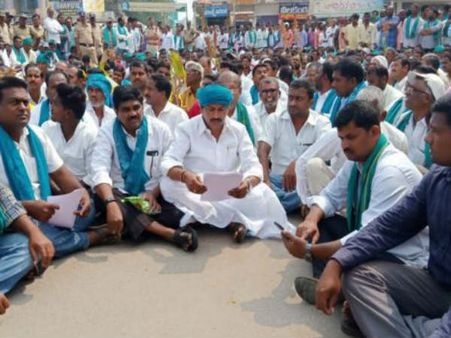 నిజామాబాద్ ఎన్నికల బరిలో ఉన్న రైతన్నల ఆందోళన .. ఎన్నికలు వాయిదా వెయ్యాల్సిందే