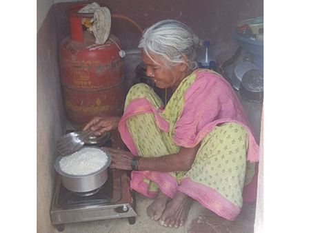 మరుగుదొడ్డిలో జీవనం సాగిస్తున్న అవ్వ కథ .. నిరుపేదకు సంక్షేమ పథకాలు అందని వ్యధ