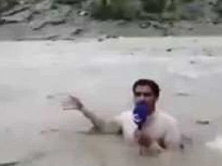 పాకిస్తాన్ రిపోర్టర్లా, మజాకా?.. ఆనాడు గాడిద.. ఈనాడు వరద (వీడియో)