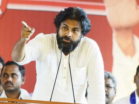 హైదరాబాద్ సభలో పవన్ సంచలనం .. కేసీఆర్ ను తిట్టినోళ్ళంతా ఇప్పుడు కేసీఆర్ దగ్గరే ఉన్నారు