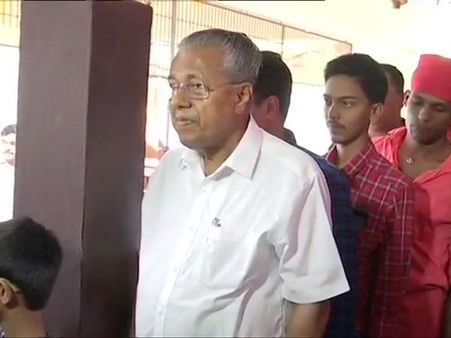 ఓటు వేయడానికి అరగంటకు పైగా క్యూలో నిల్చున్న ముఖ్యమంత్రి