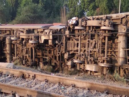 పట్టాలు తప్పిన హౌరా-న్యూఢిల్లీ ఎక్స్‌ప్రెస్... పలువురికి గాయాలు