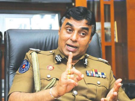 శ్రీలంక పేలుళ్లు: మరో వికెట్ డౌన్! రాజీనామా చేసిన పోలీస్ బాస్: అక్రమ నివాసులపై ఉక్కుపాదం