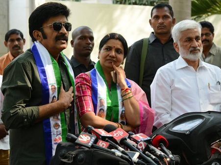 వైసీపీ లో చేరగానే పవన్ కళ్యాణ్ ను టార్గెట్ చేసిన జీవితా రాజశేఖర్