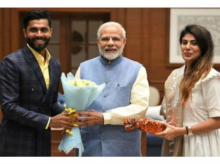 మొన్న భార్య బీజేపీలో ,నిన్న తండ్రి కాంగ్రెస్ లో నేడు జడేజా బీజేపీలో