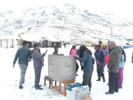 180 మంది కోసం 13,500 అడుగుల ఎత్తులో..! మంచుకొండల్లో పోలింగ్ కేంద్రాలు