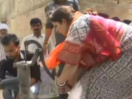 వీడియో వైరల్: అమేథీలో అగ్నిప్రమాదం... మంటలను ఆర్పేందుకు సహాయం చేసిన స్మృతీ ఇరానీ