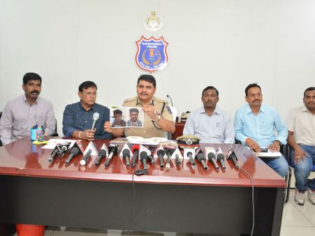 సీఎం పైనే అసభ్యకర పోస్టులు పెడతావా ! కేసిఆర్ పై అసభ్యకర పోస్టులు పెట్టిన యువకుడి అరెస్ట్