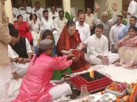 కుమారుడు, కుమార్తెతో కలిసి హోమం చేసిన సోనియాగాంధీ: ఇదే తొలిసారి!