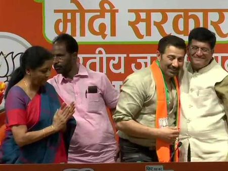 బాలీవుడ్ నటుడి రాజకీయ అరంగేట్రం: ఒకే పార్టీలో తల్లి, కుమారుడు! లోక్ సభ ఎన్నికలకు సినీ గ్లామర్!