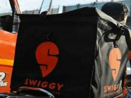 ఫుడ్ ప్యాకెట్ ఇచ్చాడు ,చేయి లాగాడు, రెండు వందలు ఇచ్చి, క్షమాపణ చెప్పిన స్విగ్గీ !