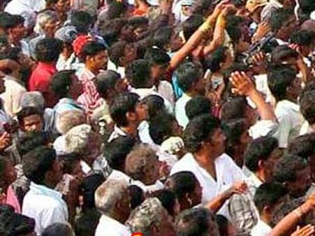 భక్తులకు హుండీ డబ్బుల పంపిణీ.. అనాదిగా ఆచారం.. తొక్కిసలాటలో ఏడుగురు మృత్యువాత