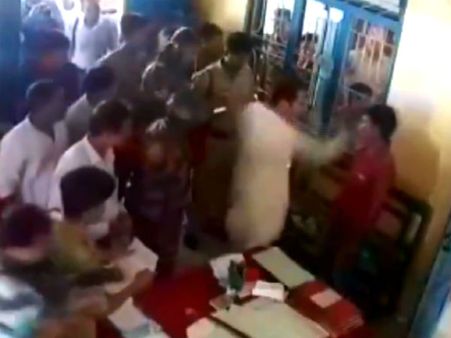 పోలీస్‌స్టేషన్‌లో లీడర్ దౌర్జన్యం.. అపొజిషన్ కార్యకర్తపై దాడి (వీడియో)