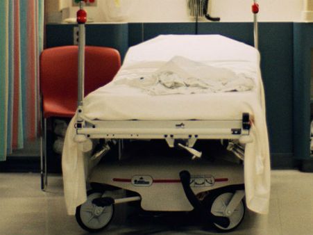 గర్భిణీకి పరీక్ష పెట్టిన ఆస్పత్రులు .. రోడ్ పక్కనే బిడ్డ ప్రసవం