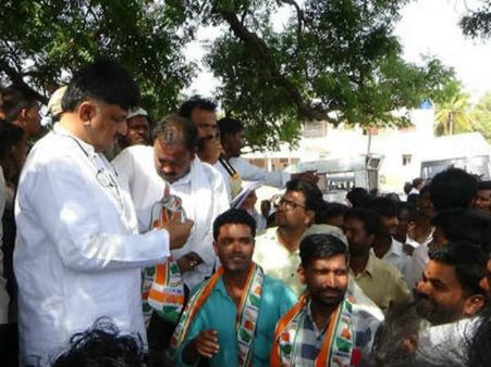 బీజేపీకి షాక్ ఇచ్చిన త్రిబుల్ షూటర్, కాంగ్రెస్ లోకి స్వంతత్ర పార్టీ అభ్యర్థి: అయోమయంలో కమలం !