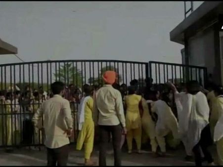 అమ్మాయిల కాలేజీలో దారుణం: డ్రైనేజీలో శానిటరీ ప్యాడ్స్... ఎవరివో తేల్చేందుకు తనిఖీ చేసిన సిబ్బంది !