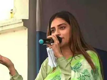 సెల్ఫీ తెచ్చిన తంటా : సినీతారతో ఫోటో కోసం ఎగబడితే కూలిన స్టేజీ