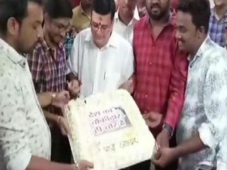 వార్నీ ఇదేం కేక్‌ కటింగ్‌రా బాబూ: కేక్ పై కూడా పొలిటికల్ రైటింగ్సేనా..!