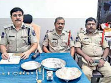 మీ తాళం చెవి ఎక్కడ పెడుతున్నారు ? అతడు చూశాడంటే అంతే .. టెన్నిస్ కోచ్ ఆటకట్టించిన పోలీసులు