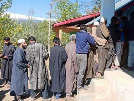 పేట్రేగిన ఉగ్రవాదులు: పోలింగ్ కేంద్రంపై గ్ర‌నేడ్ల దాడి