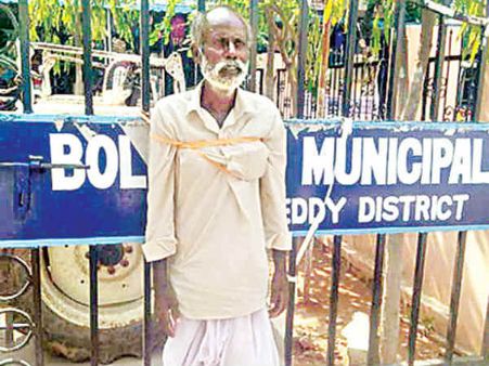 దొంగతనం పేరుతో శిక్ష : మున్సిపాల్ ఆఫీసుకు తాళ్లతో కట్టిన వైనం, ఎండల్లో అల్లాడిన వృద్ధుడు