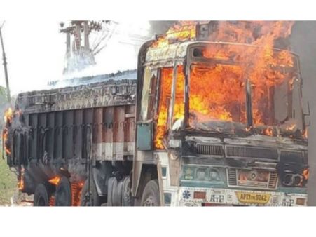 బాంబుల్లా పేలిన బీరు సీసాలు.. లారీ లోడ్ అగ్నికి ఆహుతి..!