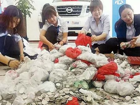 కారు కొన్న మహిళ కాయిన్స్ ఇచ్చింది.. 66 సంచుల్లో చిల్లర.. లెక్క పెట్టలేక..!