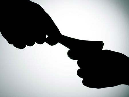 ఏపీలో ఆర్టీఏ లీలలు: ట్రావెల్స్ , వాహన డీలర్ల సొమ్ముతో అధికారులు జల్సాలు!