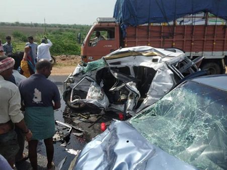 సినీఫక్కీలో మూడు కార్లు ఢీ .. ఇద్దరు మృతి , నలుగురికి తీవ్ర గాయాలు