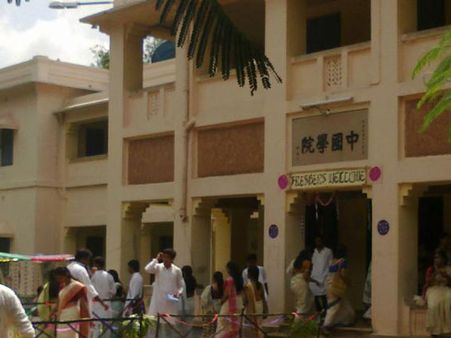 యూనివ‌ర్శ‌టీ క్యాంప‌స్‌లో మృత‌దేహాలుగా న‌వ దంప‌తులు! హైస్కూల్ విద్యార్థులుగా గుర్తింపు