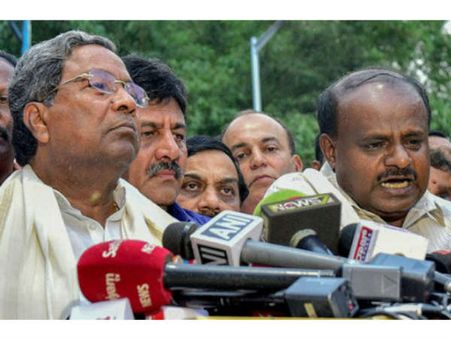 రాజీనామా చెయ్యలేమని తేల్చిచెప్పిన మంత్రులు, కాంగ్రెస్ లో అసమ్మతి: పాపం సిద్దూ !