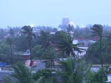 ఒడిశాపై 'ఫొని' పంజా.. తీరం అల్లకల్లోలం.. భయాందోళనలో జనం..