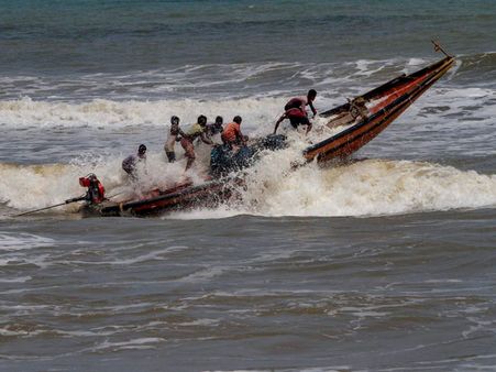 ఊపిరి పీల్చుకున్న ఉత్తరాంధ్ర! ముప్పు తప్పినట్టే: తీర గ్రామాలు అల్లకల్లోలం