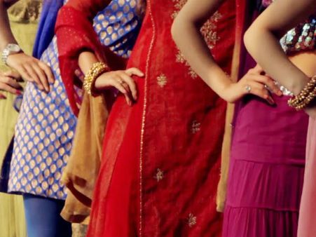 వీడెక్కడి మొగుడురా బాబూ.. భార్య డ్యాన్స్ చేస్తే చంపేసిండు..!