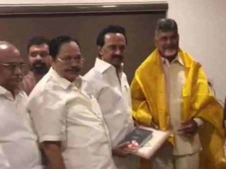 స్టాలిన్ పంపారా..చంద్రబాబు పిలిపించారా: కేసీఆర్‌కు జ‌ల‌క్ ఇచ్చేందుకా : బాబుతో డిఎంకే నేత భేటీ..!