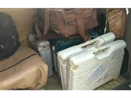 లాడ్జిలో ఈవీఎంలు.. అధికారుల ఉరుకులు పరుగులు.. కలెక్టర్‌కు షోకాజ్ నోటీసులు